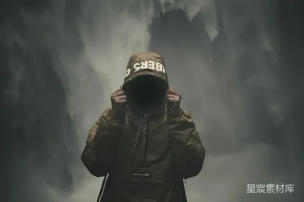 高清摄影 穿黑色夹克的男人在抽烟
