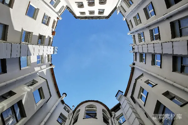 从地上仰望一座高大的建筑物