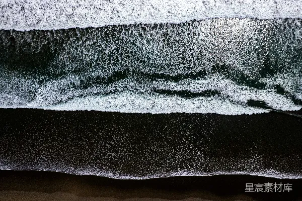 高清摄影 海上的航拍视角，带有波浪。