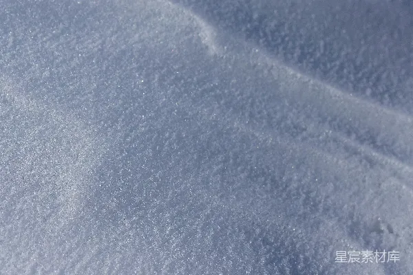 高清摄影 一片被雪覆盖的地面，上面放着一块滑雪板。