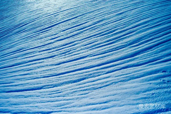 高清摄影 一名滑雪板运动员正在雪山上滑下山。