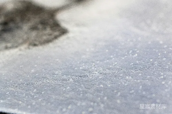 高清摄影 一张纸上覆盖着雪花的特写照片。