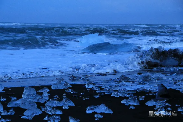 高清摄影 水流冲向岸边的照片