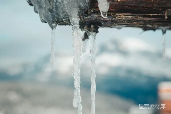 高清摄影 挂在雪地里的木柱上的冰锥
