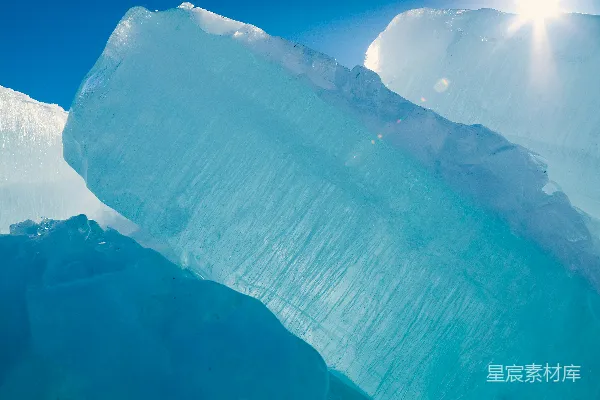 高清摄影 一个巨大的蓝色冰山漂浮在空中