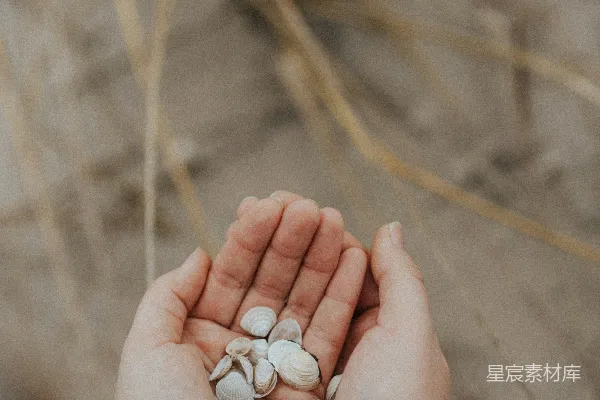 手持银色和钻石戒指的人