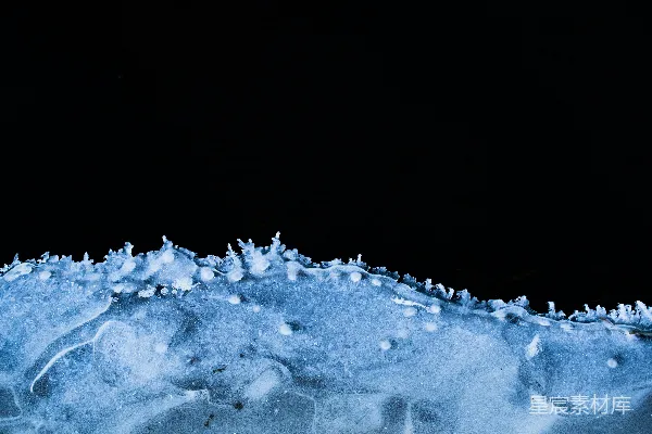 高清摄影 一张黑色背景下的雪的特写照片