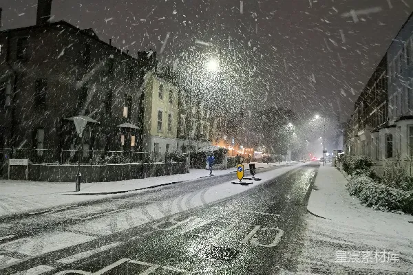 小城的一夜雪景，有十字路口