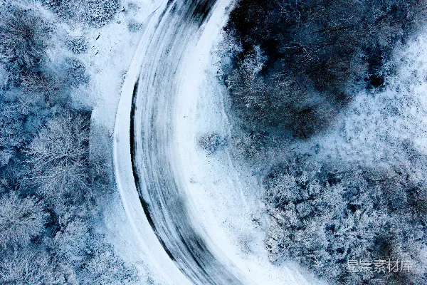 高清摄影 一条蜿蜒的路穿过雪景。