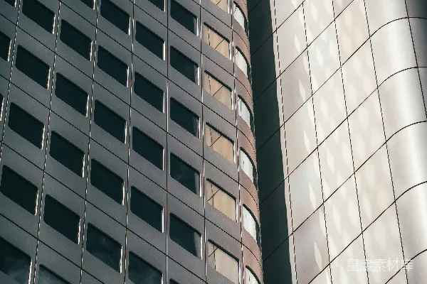 紧挨着另一座非常高耸的建筑的一座大楼