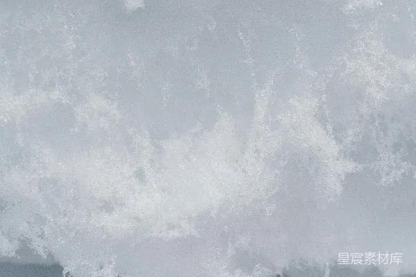 高清摄影 一个男人在积雪覆盖的斜坡上滑雪板滑行