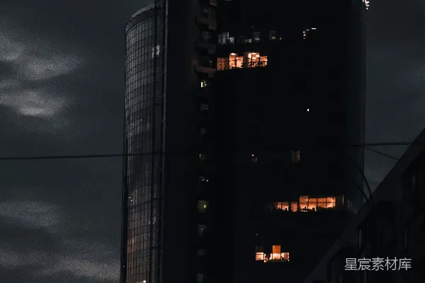 夜晚中的黑白混凝土建筑