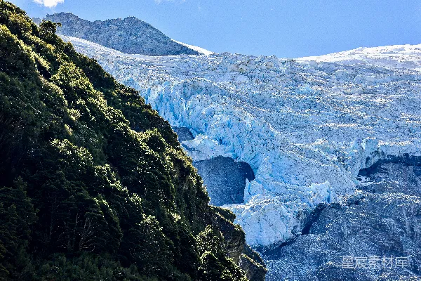 山间冰川与绿色峭壁的景象。