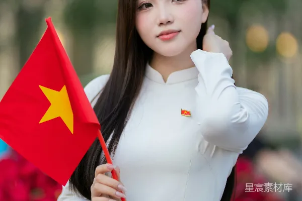 一名妇女自豪地举着越南国旗。