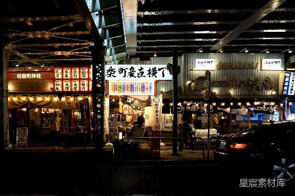 一辆车停在商店前面。