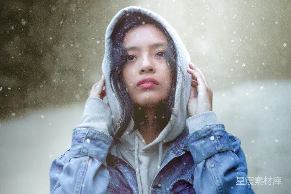 高清摄影 站着的女子穿着蓝色牛仔连帽夹克