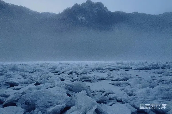 高清摄影 一座覆盖着白雪的山脉景色