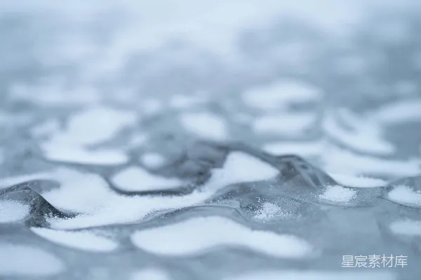 高清摄影 地面覆盖着厚厚的积雪的特写视图