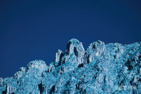 高清摄影 一座非常高的山，上面覆盖着许多蓝色的冰。