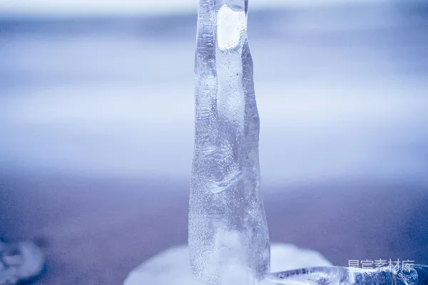 高清摄影 一颗晶体矗立在沙滩上。