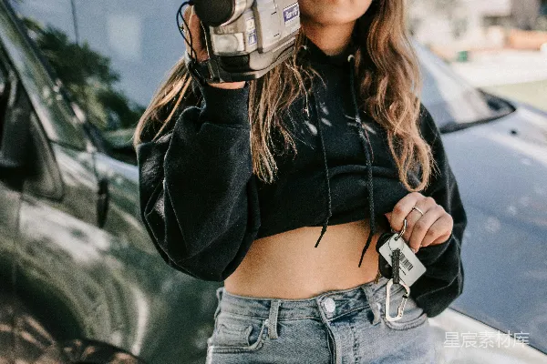 一个女人坐在一辆车里。