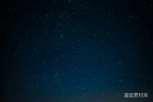 男人站在近旁的栅栏边，在夜间仰望星空