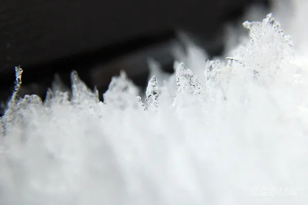 高清摄影 一张桌子上特写雪花晶体的照片