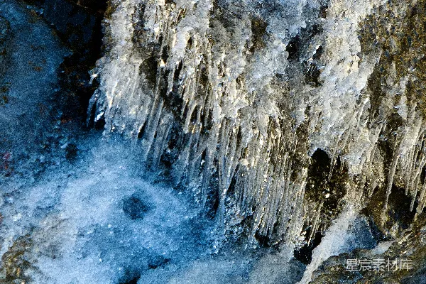 高清摄影 一条流水边挂着冰的水道
