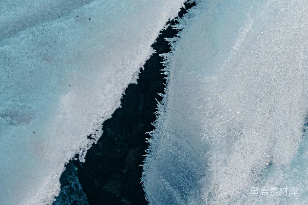 高清摄影 一张被雪覆盖的地面的特写照片