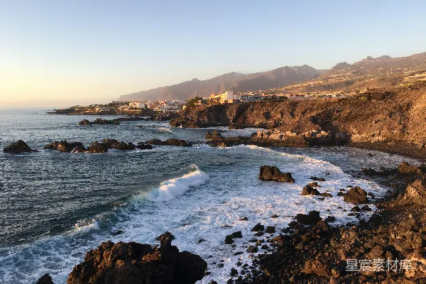 白天海浪拍打在岩石岸边