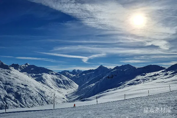 一个人在雪地上骑着滑雪板