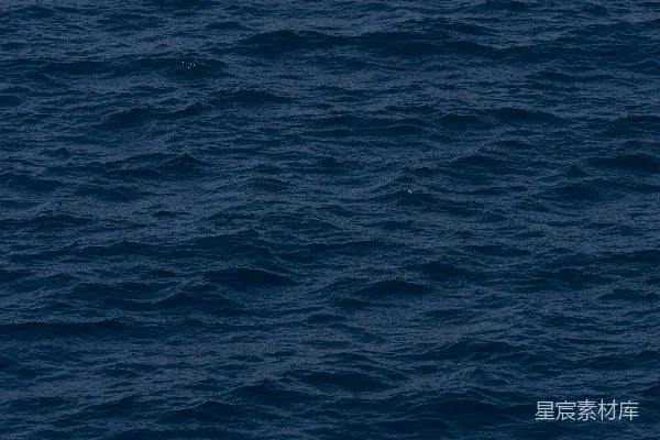 深蓝色的柔和海浪海水。
