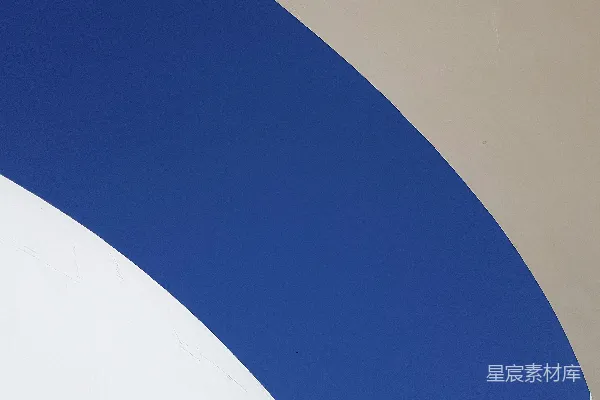 一座白蓝相间的建筑物旁边有一盏街灯
