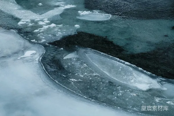 高清摄影 河流的俯瞰图，河面上覆盖着冰和雪。