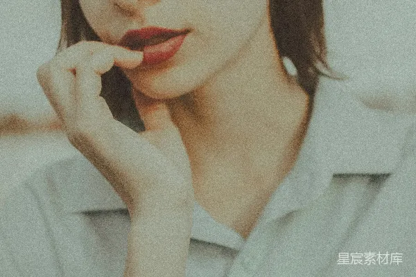 白衬衫女职员