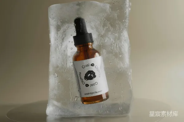 高清摄影 琥珀色的瓶子，带有滴管，在融化的冰块中