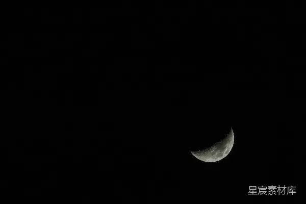 夜空中的新月。