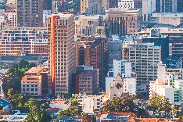 城市 skyline，高楼林立，景色壮观。