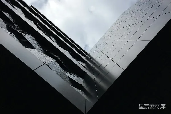 一座矗立在天际背景中的高大建筑物。