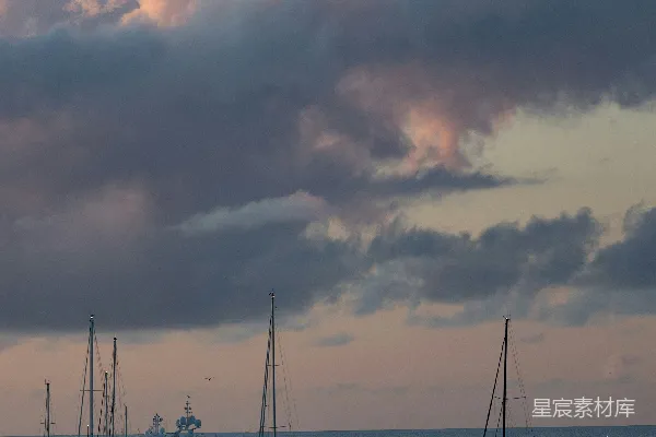 一群船只漂浮在水面上