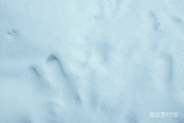 高清摄影 一个人在雪覆盖的斜坡上滑雪板滑行