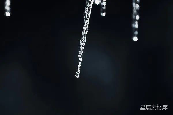 高清摄影 一串串冰锥挂在天花板上