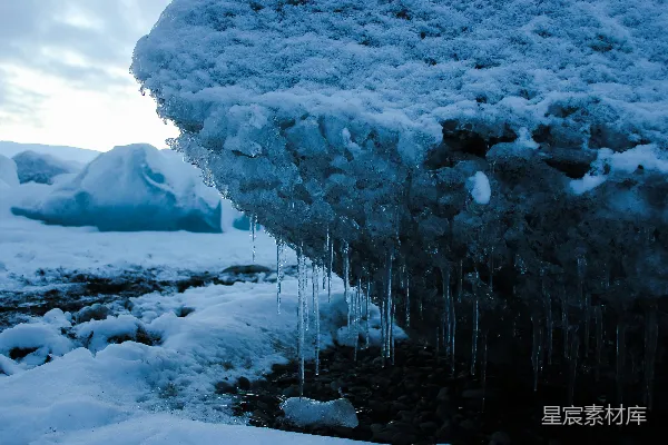 高清摄影 白天覆盖着雪的山峰