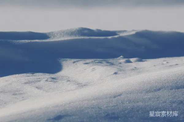 高清摄影 从山顶俯瞰，一片被雪覆盖的小山。