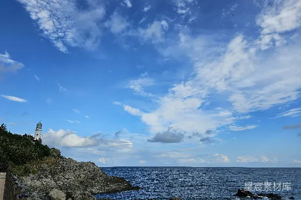 灯塔在一片阴云密布的天空下俯瞰着大海。