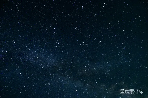 深邃黑暗的天空中缀满了繁星。
