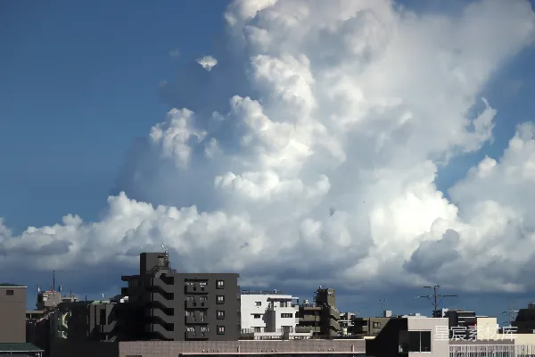 天空中有许多云的城市