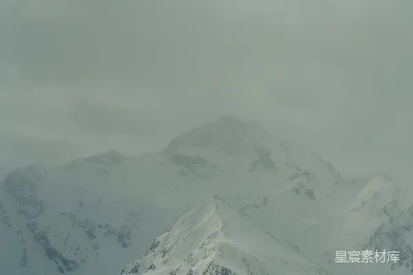 高清摄影 在多云的天空下覆盖着积雪的山