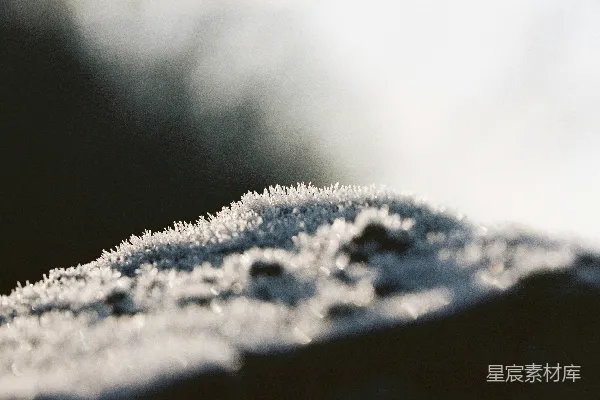 高清摄影 棕色木桌上的白雪