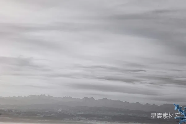 高清摄影 阴云密布的天空和远处的山脉。
